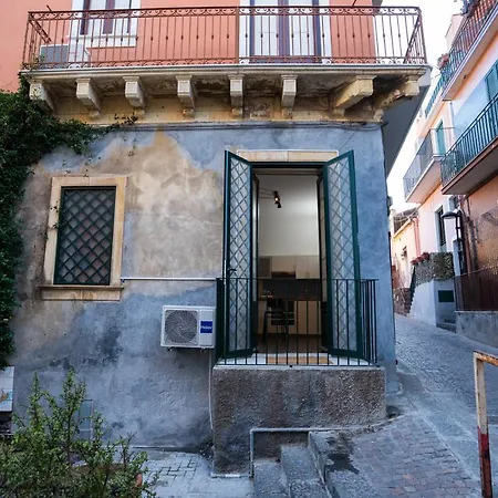 Cortile Del Nespolo * Aci Castello